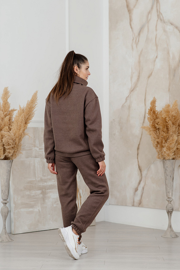 В'язаний шоколадний спортивний костюм