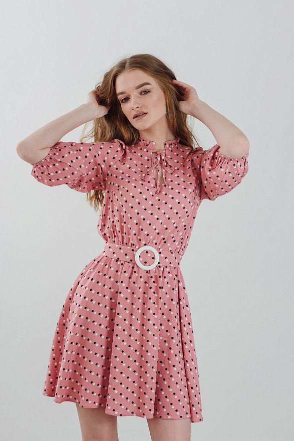 Розовое платье в горошек