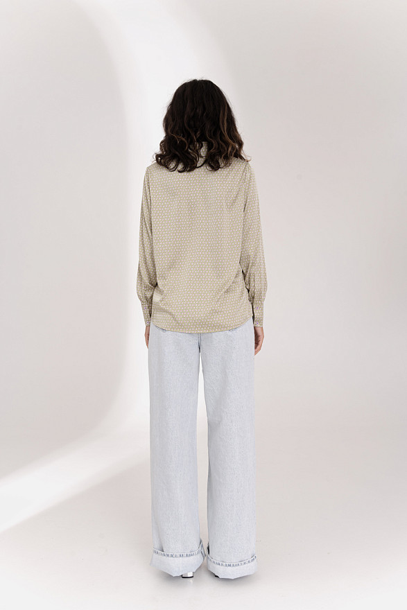 Елегантна блузка вільного крою оливкового кольору.