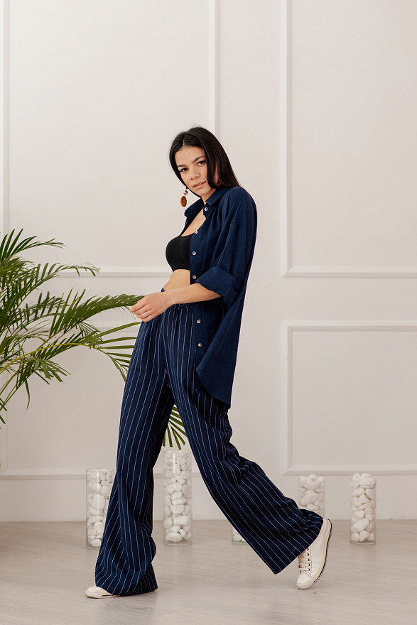 Синий льняной брючный костюм 