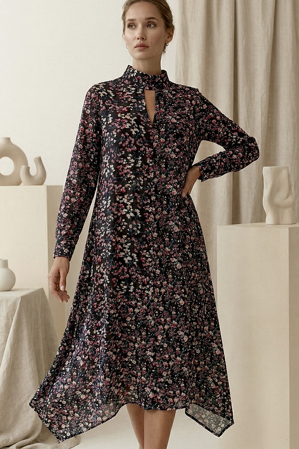 Чорна вільна сукня-трапеція з асиметричним низом