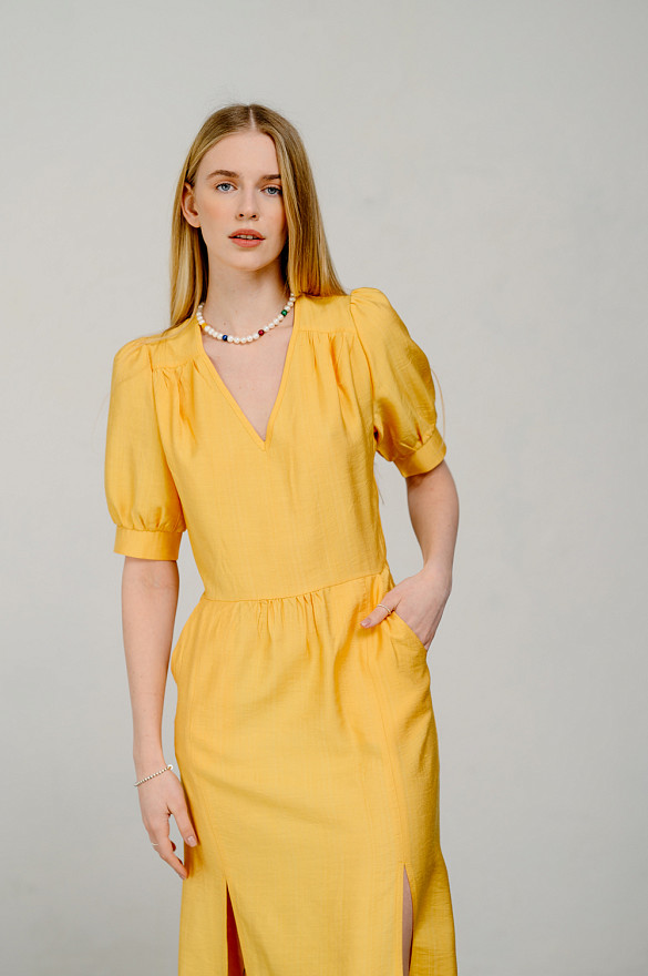 Элегантное полуприталенное платье миди в желтом цвете