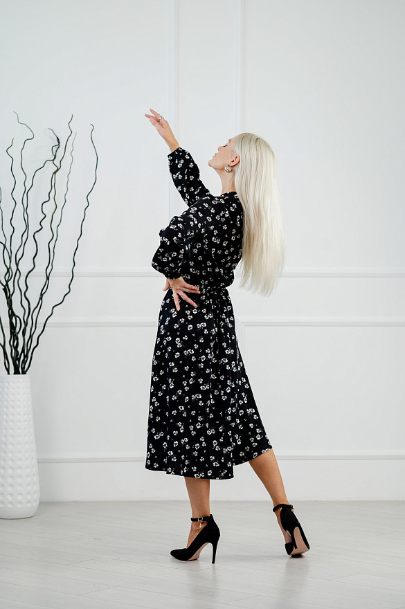 Чёрное классическое платье в цветочный принт. 