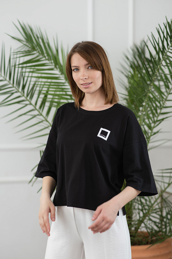 Бавовняна футболка з розрізами.