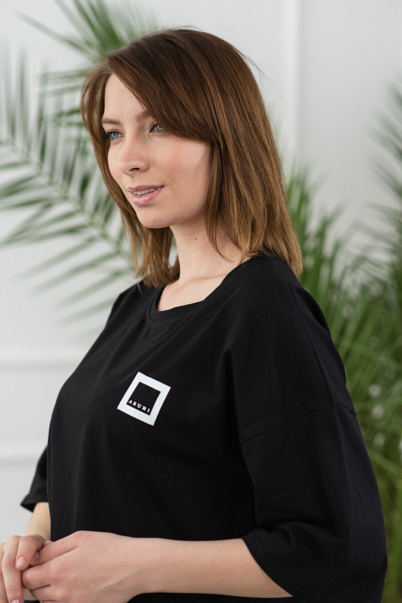 Бавовняна футболка з розрізами.