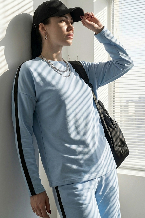 Голубой прогулочный костюм с лампасами