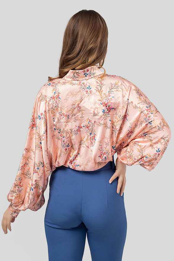 Персиковая блузка с объемным рукавом