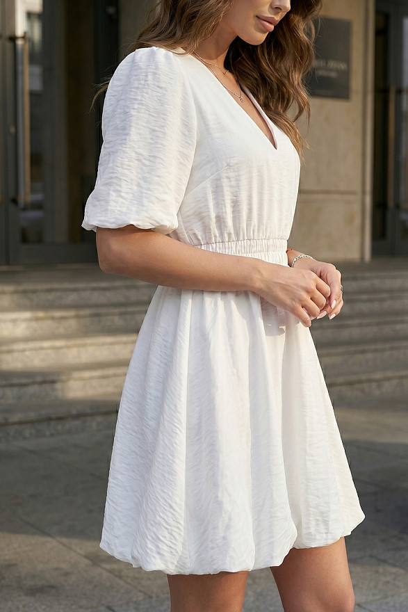 Milky mini dress made of crinkled fabric with a V-neck and a balloon skirt