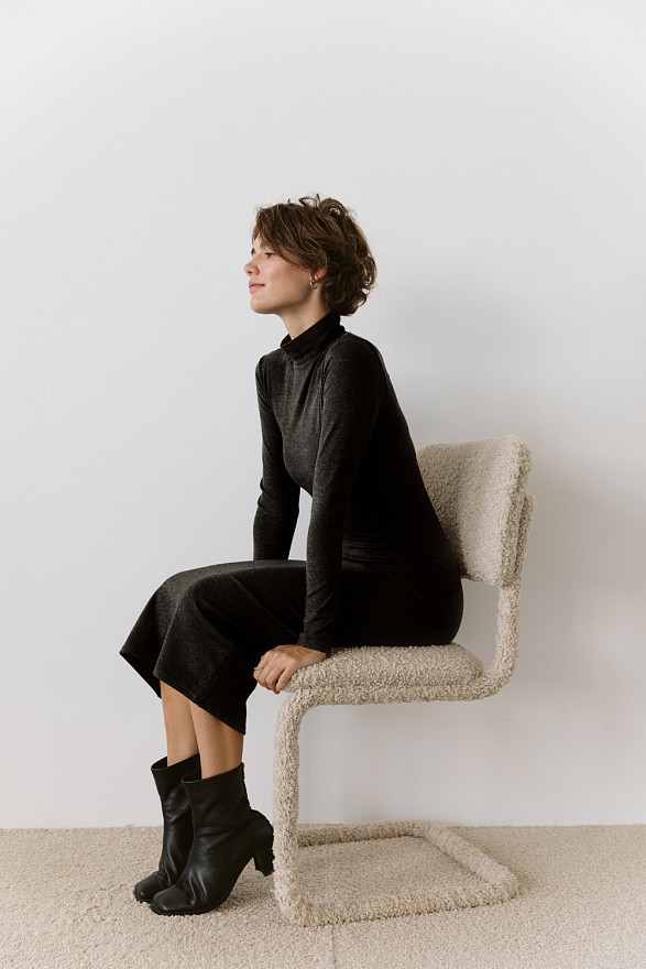 Чорне силуетне плаття-міді з довгим рукавом