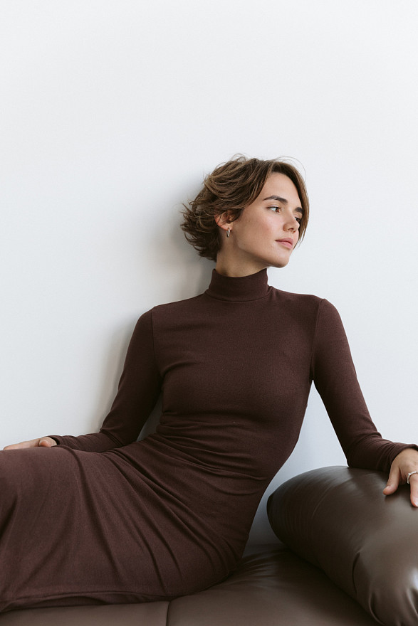 Силуетна сукня-міді з довгим рукавом шоколадного кольору.