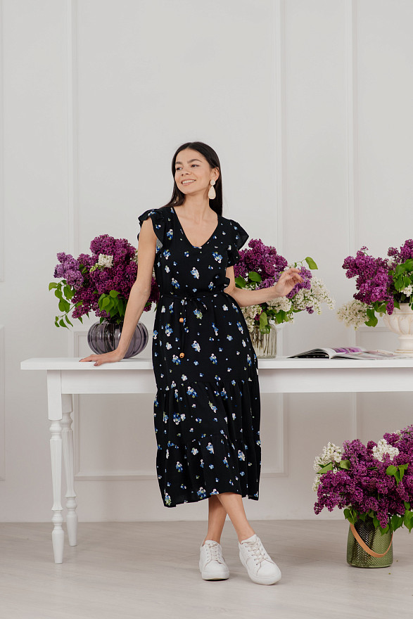 Длинное черное платье с V образным вырезом и поясом