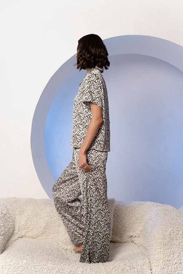 Шелковая пижама с рубашкой и брюками