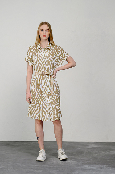 A linen shirtdress with a turn-down collar and button fastening is the perfect choice for stylish and comfortable looks. The sleeves are one-piece with cuffs, and the waist is accentuated with a braided belt in the set, which gives a special charm. Thanks to the use of linen, this shirt dress has excellent breathability and a pleasant to the touch material.