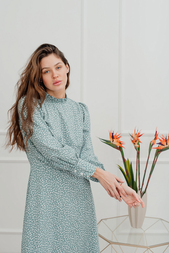 Платье с воротником-стойкой с нежными рюшами.