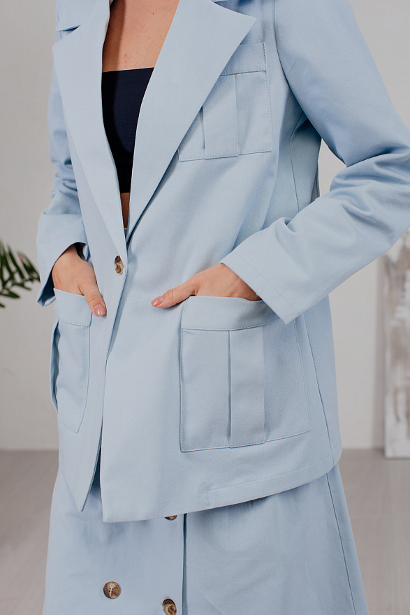 Голубой джинсовый пиджак в стиле сафари