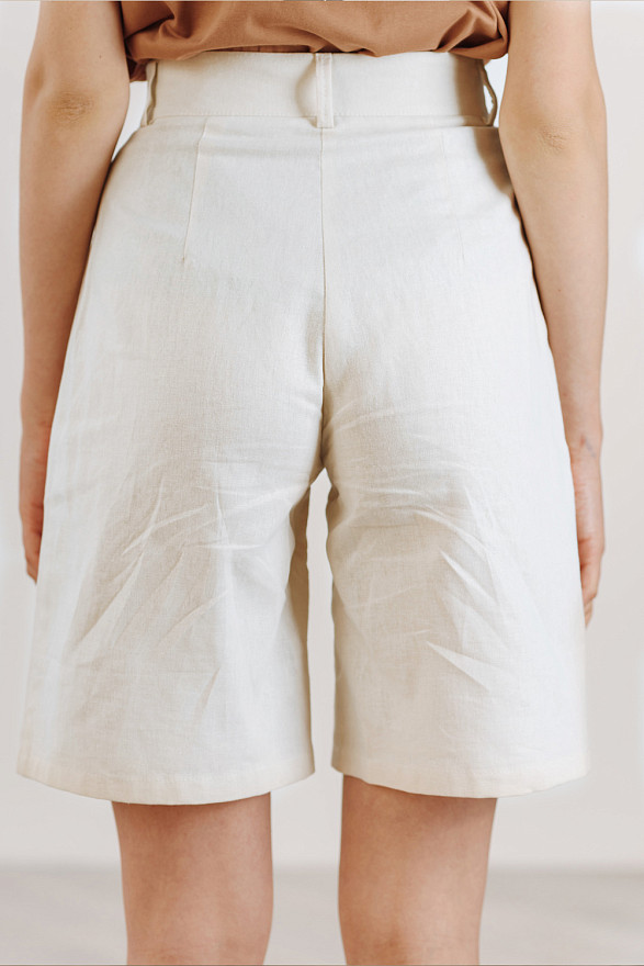 Білі шорти бермуди