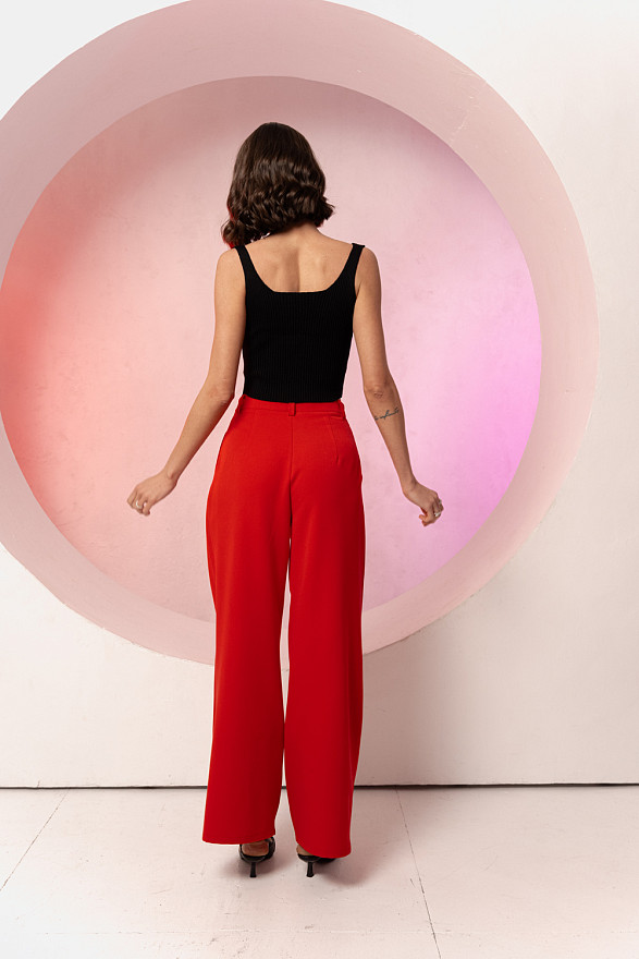 Чорний трикотажний топ з глибоким вирізом