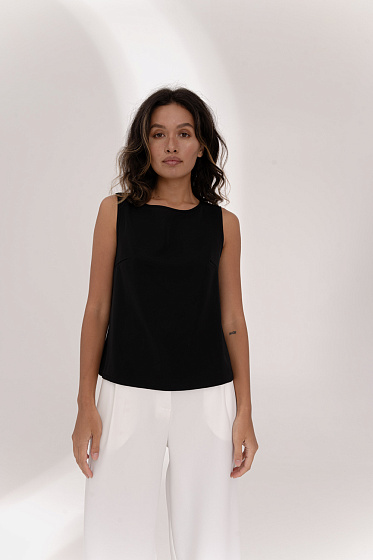 Sleeveless top with an elegant lace back detail — a refined essential for a modern wardrobe. The statement back adds subtle character while keeping a minimalist aesthetic. Easy to style with trousers, skirts, or blazers for both everyday and elevated looks.
