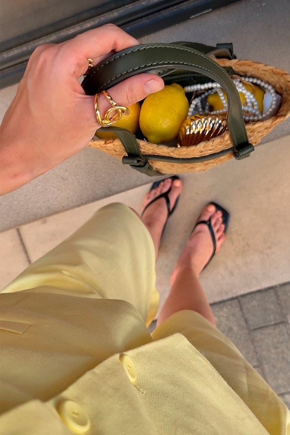 Жовтий котоновий костюм