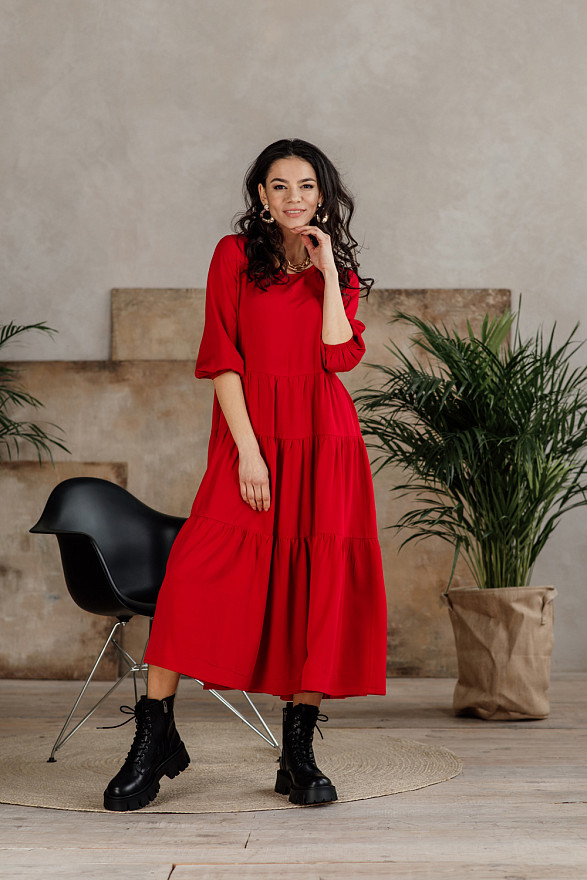Красное миди платье с рюшами
