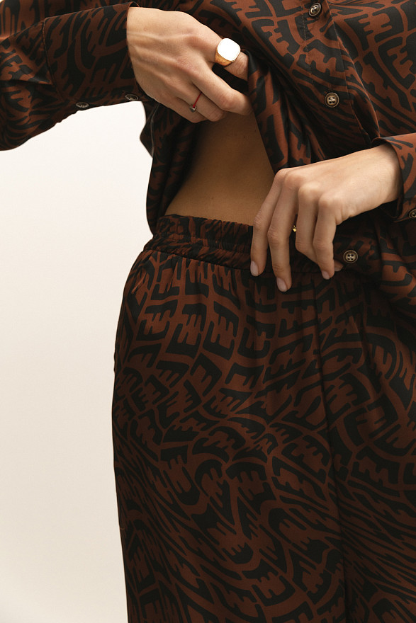 Вільний шовковий костюм шоколадного кольору