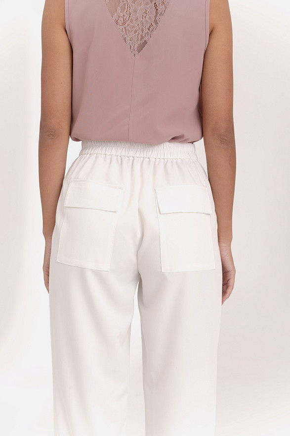 Молочні штани з поясом на гумці та защипами внизу