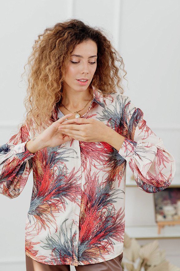 Шелковая блузка с объемным рукавом