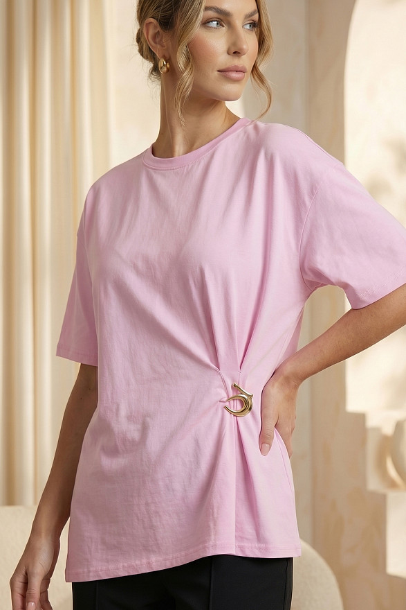 Pink asymmetrical loose t-shirt with a slit and a brooch