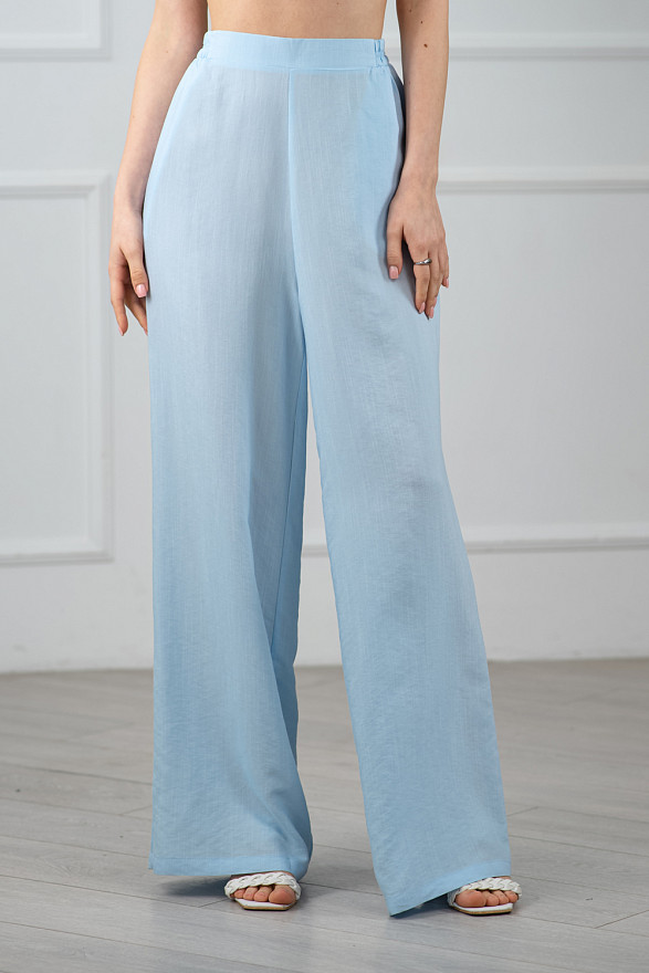 Голубой костюм-кимоно со штанами-клёш.