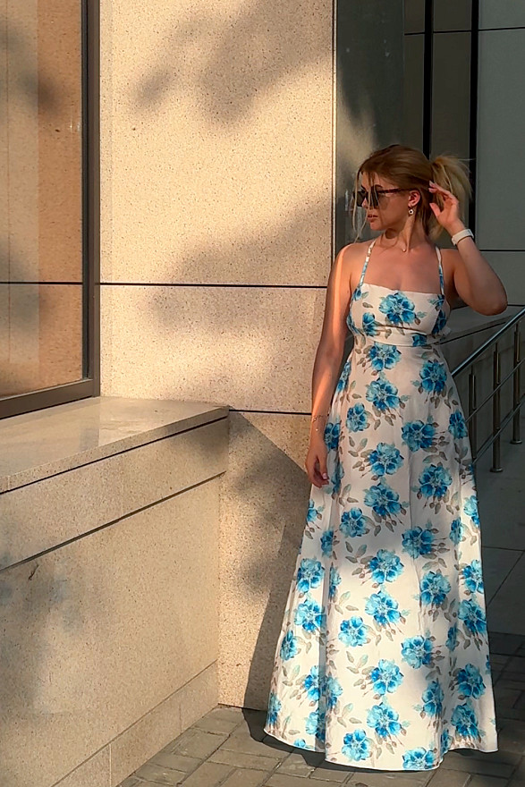 Синє літнє плаття з відкритою спиною