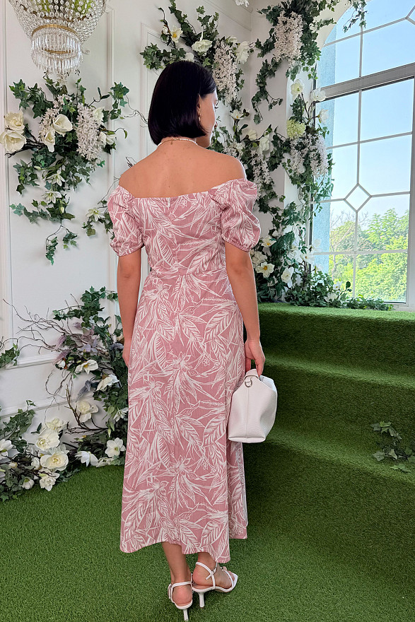 Розовое приталенное платье