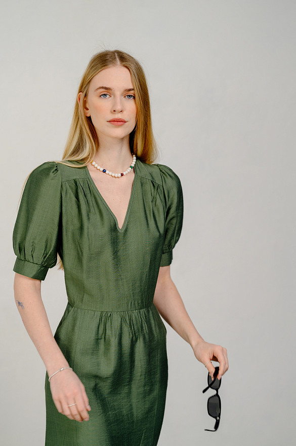 Elegant semi-fitted midi dress in green