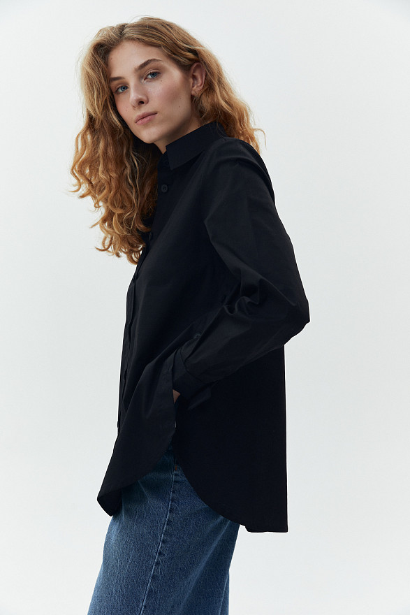 Чорна сорочка з функціональними гудзиками з боків
