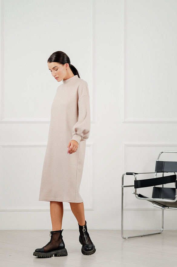 Бежева міді сукня з коміром стійкою