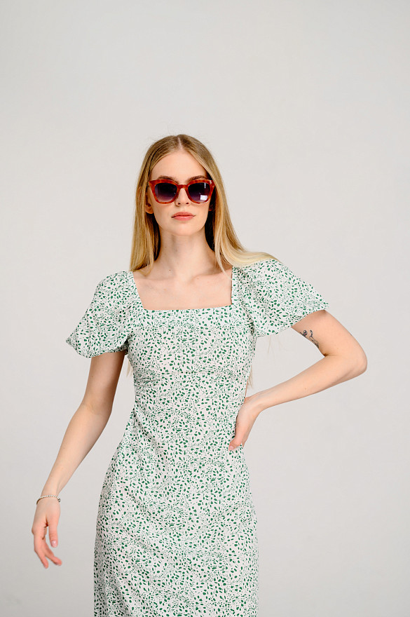 Біла сукня з фігурним вирізом на спині