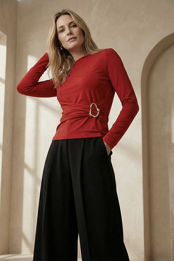 Красный лонгслив с асимметричной линией пояса и декоративной пряжкой