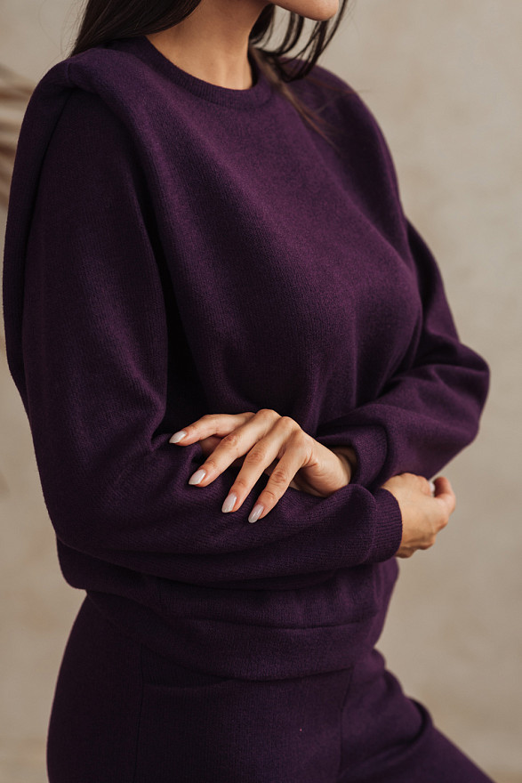 Tracksuit with shoulder pads