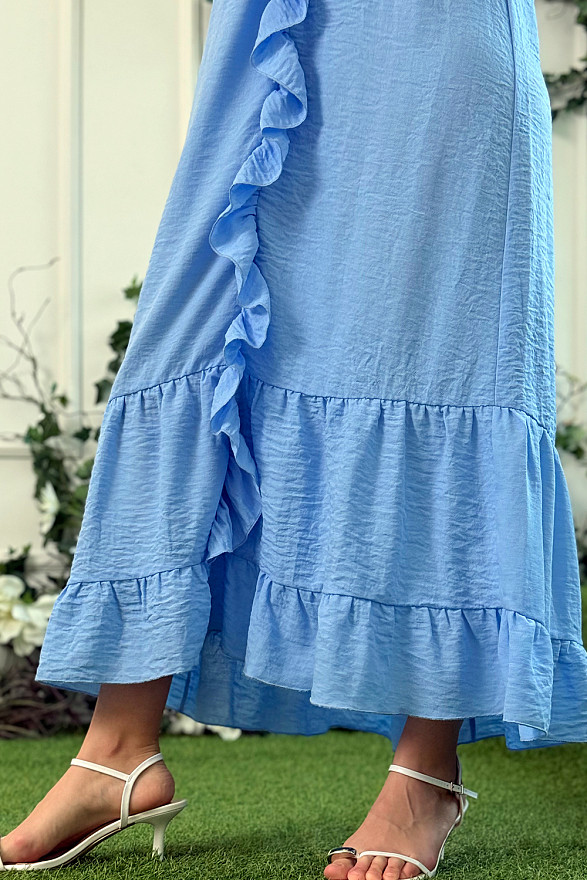 Голубое свободное платье с рюшей