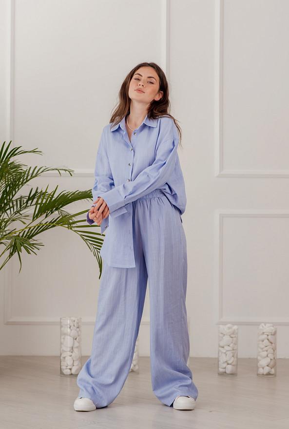 Голубий лляний костюм з полосатими брюками