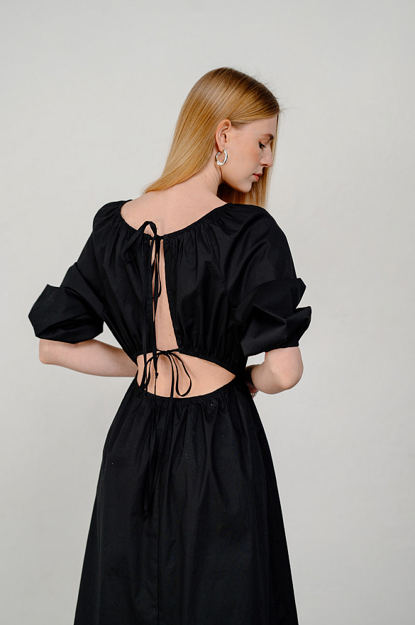 Чорна сукня-міді вільного крою.