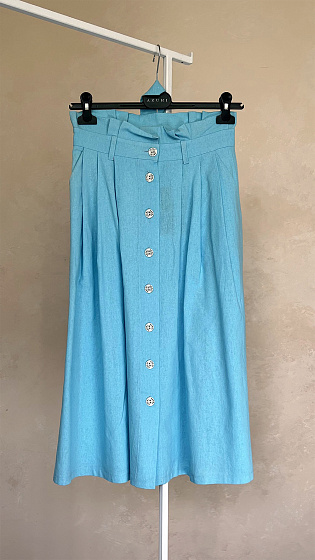 Very beautiful, stylish, summer skirt. The skirt is made of linen. Skirt with pleats at the waist, tied at the front with a belt, fastened with branded buttons. Side pockets. midi length.