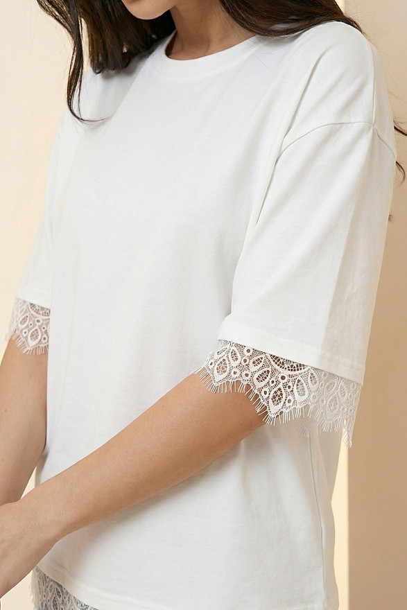 Молочна вільна футболка з мереживом та широкими рукавами