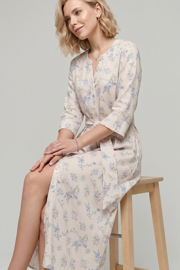 Голубое платье-рубашка свободного кроя с поясом