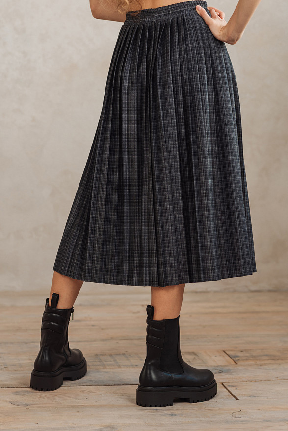 Серая плиссированная юбка