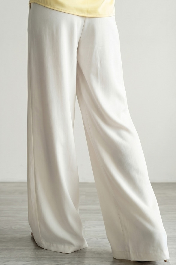 Білі вільні жіночі штани на гумці з кишенями