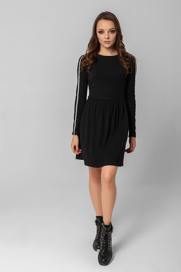 Трикотажное платье в черном цвете