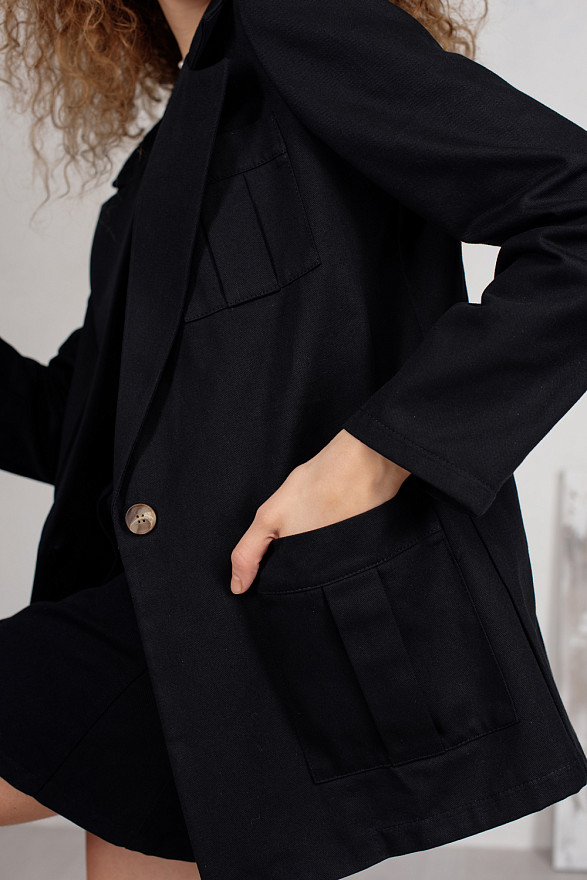 Чорний піджак у стилі сафарі з гудзиком