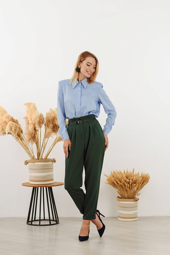 Голубая блузка с подплечниками