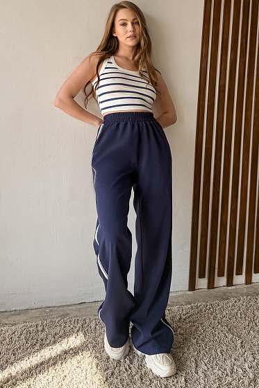 Loose trousers with elastic band and side pockets in the seam – style and comfort in one product! Decorative stripe along the side seam adds zest and visually lengthens the silhouette. Ideal choice for everyday look and comfortable casual style. Perfectly combined with basic tops and jackets.