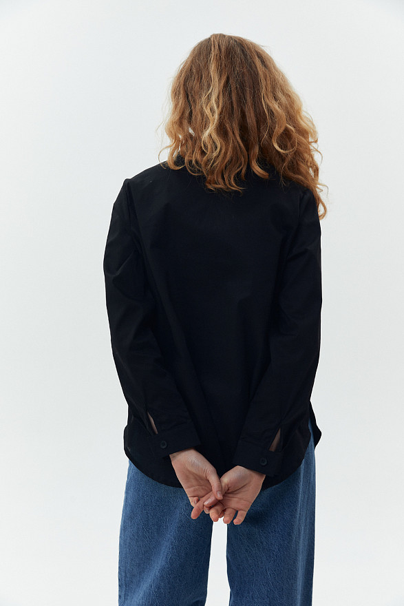 Чорна сорочка з функціональними гудзиками з боків